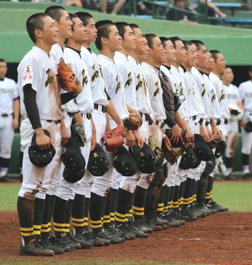 石橋対国学院栃木　勝利し校歌を歌う石橋ナイン（撮影・佐藤勝亮）