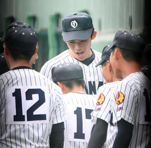 大船渡対盛岡四　ナインと声を出す大船渡の先発佐々木（撮影・たえ見朱実）