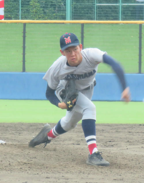 横浜対三浦学苑　8回途中から救援登板した横浜の最速153キロ左腕、及川
