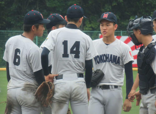 横浜対三浦学苑　8回途中から救援でマウンドに向かった横浜・及川（右から2人目）と集まった野手陣