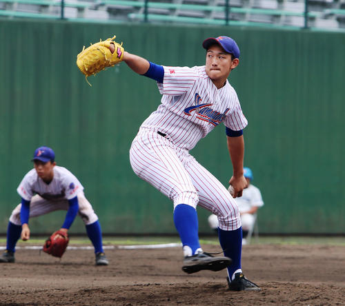 山村学園対立教新座　5回途中から登板したエース和田（撮影・佐藤成）