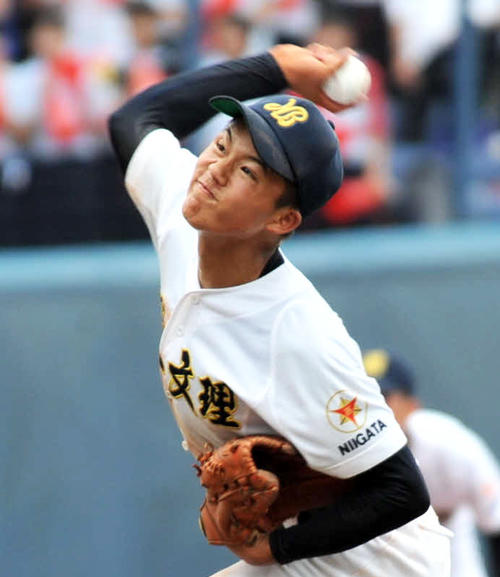 7回にマウンドに上がり、五泉打線を三者凡退に打ち取った日本文理・長谷川（撮影・山岸章利）