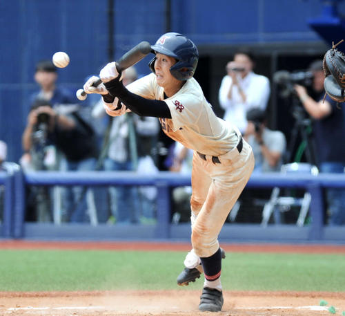 7回新潟無死満塁、坂井那哉二塁手が飛び付きながら先制のスクイズを決める（撮影・山岸章利）