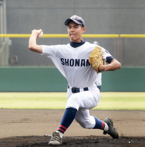 極端にインステップして投げ込む湘南先発の大川（撮影・鈴木正章）