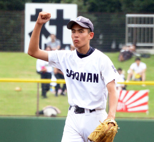 公式戦初完封勝利を飾り、表情を崩さないままガッツポーズする湘南先発の大川（撮影・鈴木正章）
