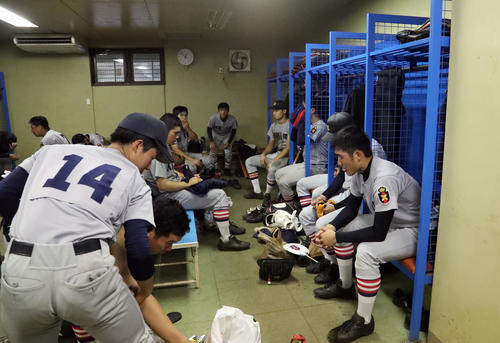 慶応対東海大相模　5回コールドで敗れ、ロッカー室で肩を落とす慶応ナイン（撮影・伊作将希）