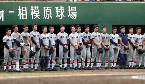 慶応対東海大相模　5回コールドで敗れ、肩を落とす慶応ナイン（撮影・伊作将希）