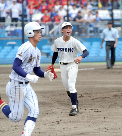 最後は知徳の栗田（手前）を打ち取り、試合を締めた静岡商の高田