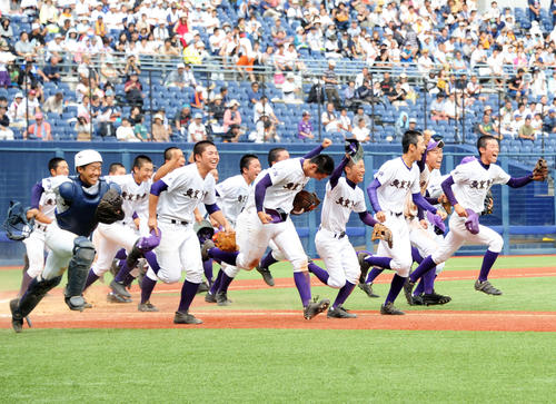 ベスト4進出を決め、笑顔で応援団へのあいさつに向かう東京学館新潟ナイン（撮影・斎藤慎一郎）