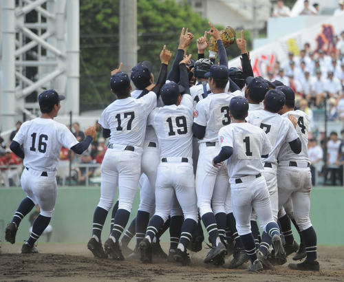 沖縄尚学対興南　沖縄尚学ナインが優勝を決めた瞬間、マウンド付近で歓喜の輪をつくる（撮影・浦田由紀夫）