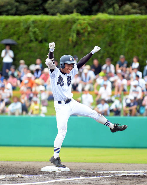 4回に適時打を放ち、ベース上で歓喜する島田商の松山