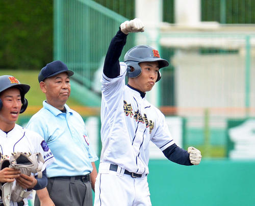 延長10回2死一塁で決勝打を放ち、ガッツポーズする浜松学院の吉田（撮影・神谷亮磨）