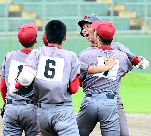 9回裏2死一、二塁、右翼越えのサヨナラ打を放ち、祝福される浜松開誠館・上杉（右端奥）（撮影・前田和哉）