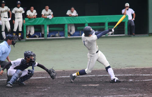 創志学園・西は、倉敷南戦で4回7奪三振1安打無失点とし、打撃でも先制3ランを含む3安打5打点と大暴れ（撮影・佐井陽介）