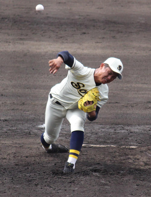 倉敷南戦に先発した今秋ドラフト1位候補の創志学園・西（撮影・佐井陽介）