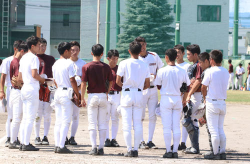 北北海道大会優勝から一夜明け、練習に臨む持丸泰輝主将（右から3人目）ら旭川大高ナイン（撮影・浅水友輝）