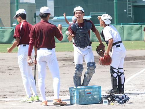 北北海道大会優勝から一夜明け、練習に臨む持丸泰輝主将（左から3人目）ら旭川大高ナイン（撮影・浅水友輝）