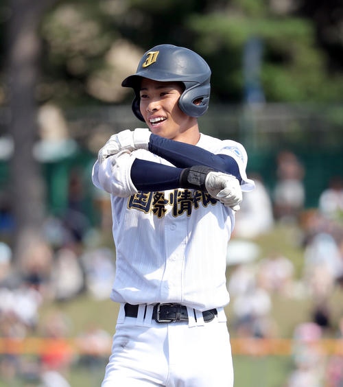 北照対札幌国際情報　9回裏札幌国際情報1死二、三塁、原田航は同点となる適時打を放ち笑顔を見せる（撮影・佐藤翔太）