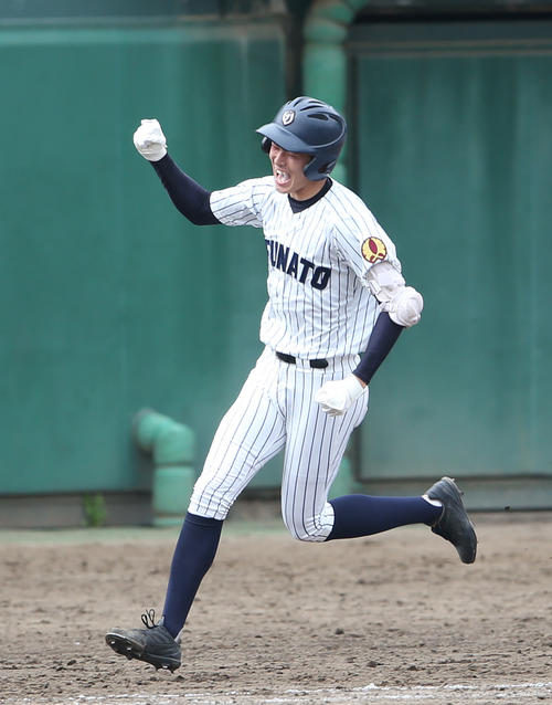 大船渡対盛岡四　12回表大船渡無死一塁、右越え2点本塁打を放ちガッツポーズする佐々木（撮影・河野匠）