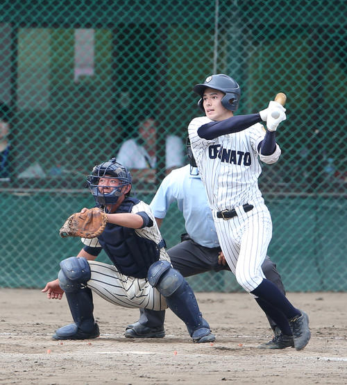 大船渡対盛岡四　12回表大船渡無死一塁、右越え2点本塁打を放つ佐々木（撮影・河野匠）