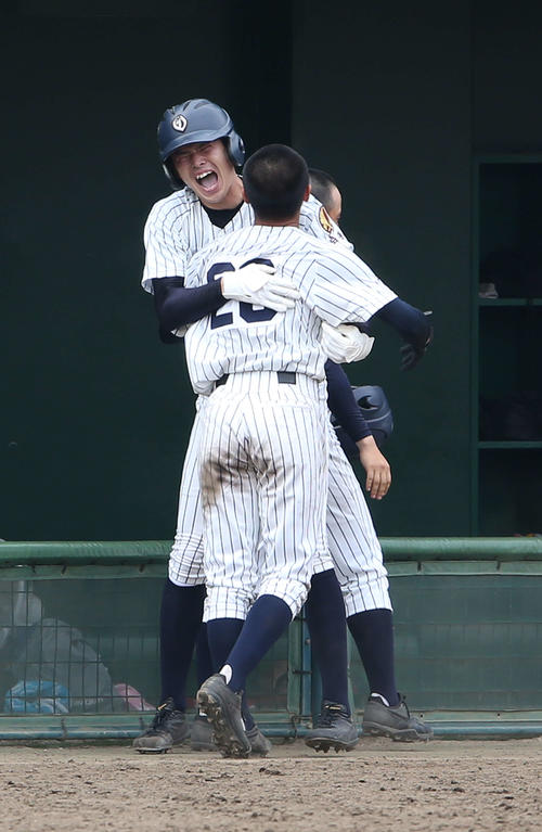 大船渡対盛岡四　12回表大船渡無死一塁、右越え2点本塁打を放った佐々木（左）は吉田と抱き合う（撮影・河野匠）