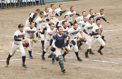 勿来工対安積黎明　15年以来のベスト16進出を決め応援席に向かって走り出す安積黎明の選手たち（撮影・野上伸悟）