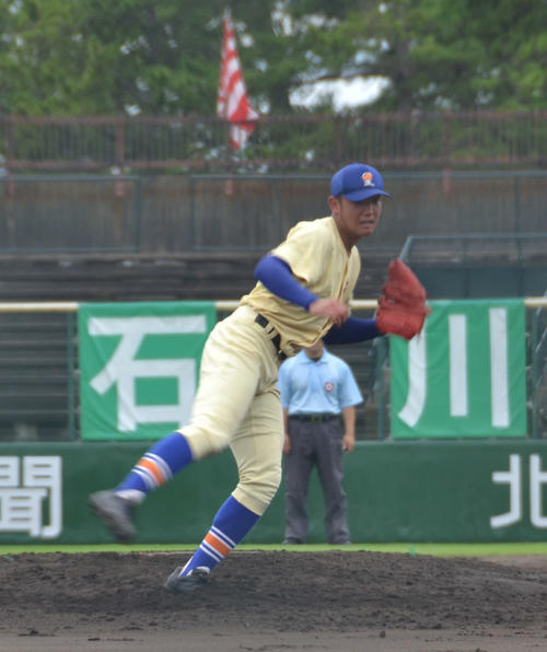 2回を6奪三振と完璧な投球を見せた星稜・奥川（撮影・望月千草）
