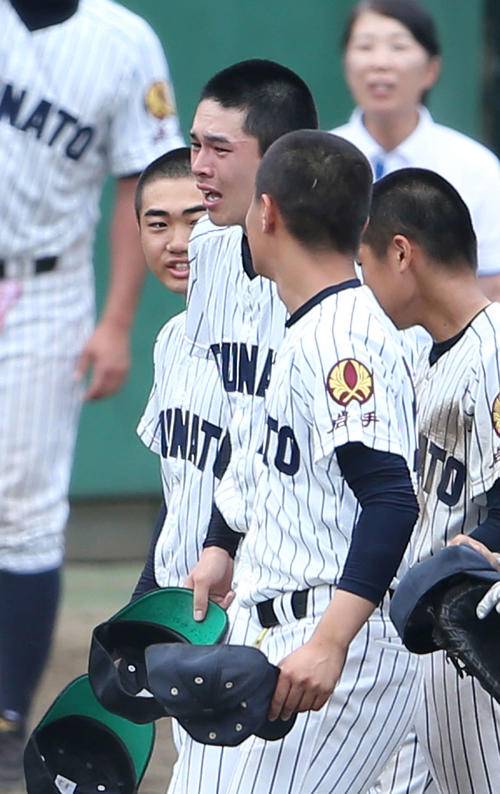 大船渡対盛岡四　苦しみながらも盛岡四を破り準々決勝進出を決めた大船渡・佐々木（左から2人目）は涙を見せながら応援席へのあいさつに向かう（撮影・河野匠）