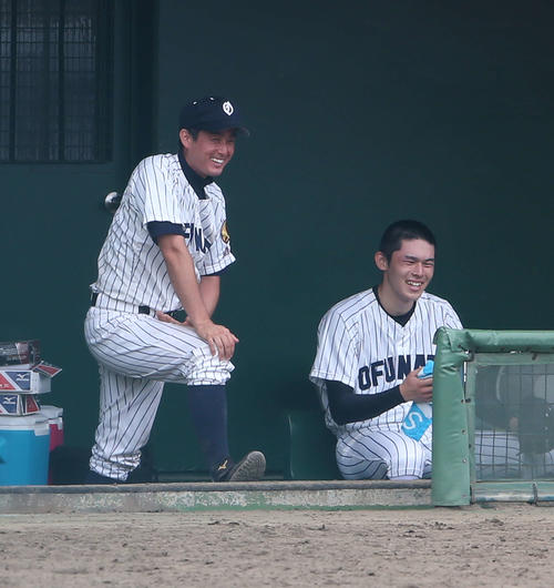 大船渡対盛岡四　10回裏を終えベンチに戻った大船渡・佐々木（右）は国保監督と笑顔を見せる（撮影・河野匠）