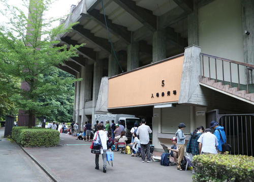 大船渡の試合が行われる岩手県営野球場には早朝から多くの人が行列を作った＝5時10分