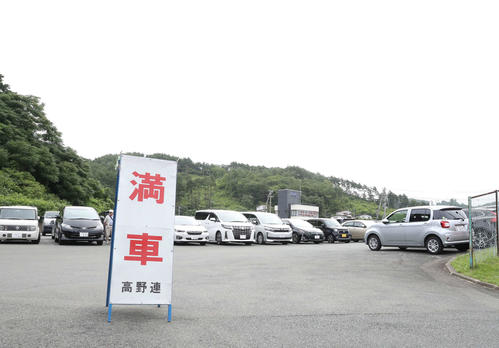 大船渡の試合が行われる岩手県営野球場に隣接する駐車場は開門前に満車となった＝6時45分