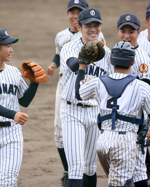 大船渡対盛岡四　盛岡四に勝利し、笑顔でナインとタッチを交わす大船渡佐々木（中央）（撮影・たえ見朱実）