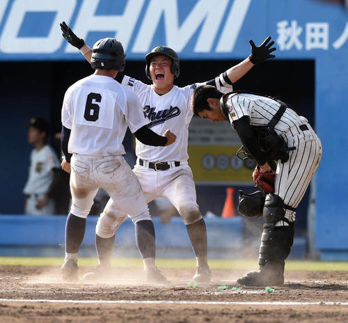 明桜対秋田中央　11回裏秋田中央2死二塁、サヨナラ打を放ち歓喜する斎藤光（中央）。左は生還する新堀、右はガックリうなだれる明桜・加藤主将（撮影・山田愛斗）
