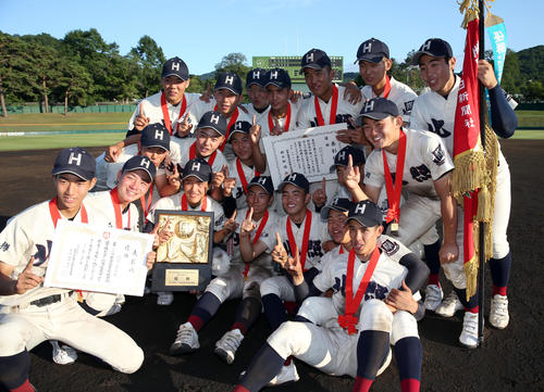 北照対札幌国際情報　優勝を決め、集合写真の撮影に応じる北照ナイン（撮影・佐藤翔太）