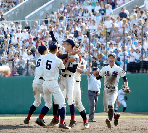 北照対札幌国際情報　優勝を決め喜ぶ北照ナイン（撮影・保坂果那）