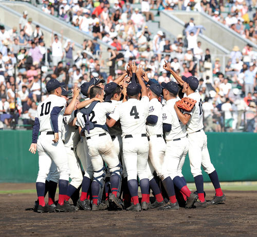 北照対札幌国際情報　優勝を決めマウンド上で喜び合う北照ナイン（撮影・佐藤翔太）