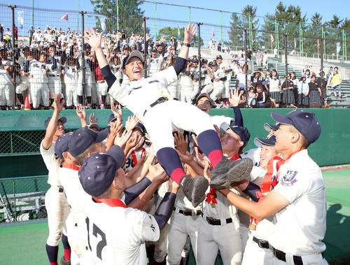 北照対札幌国際情報　優勝決め胴上げされる北照上林監督（撮影・佐藤翔太）
