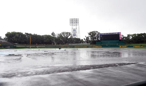 高校野球京都大会　降雨のため京都大会準々決勝が中止になる（撮影・奥田泰也）