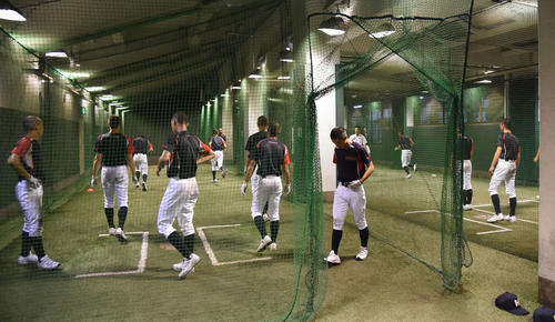 高校野球京都大会　降雨のため京都大会準々決勝が中止になり室内で練習する龍谷大平安の選手（撮影・奥田泰也）