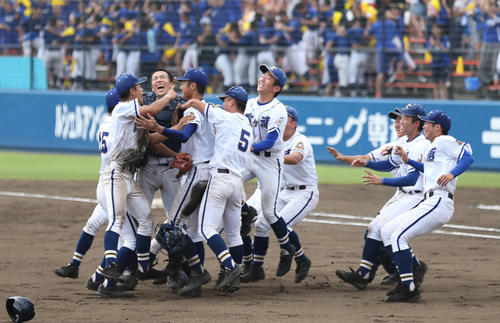 常磐大高対霞ケ浦優勝を決め喜び合う霞ケ浦ナイン（撮影・佐田亮輔）