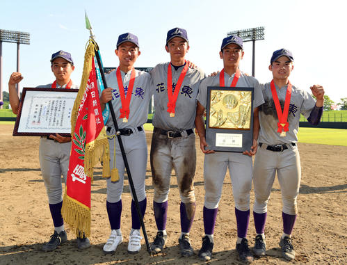 花巻東対大船渡　試合後、久慈中出身者で記念撮影する花巻東のメンバー。左から高橋凌野手、田端投手、中村内野手、山崎捕手、中森投手