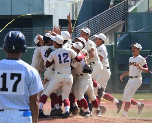 高岡商対富山第一　優勝を決め、マウンドに駆け寄る高岡商ナイン（撮影・林亮佑）