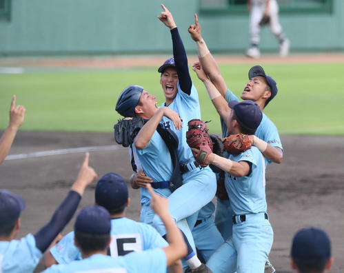 光泉対近江　優勝を決めマウンドで抱きあって喜ぶ近江ナイン（撮影・上山淳一）