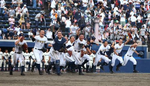 前橋育英対前橋商　4年連続の優勝を決め、喜びを爆発させる前橋育英ナイン（撮影・伊作将希）