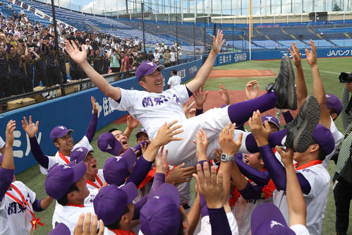 ナインに胴上げされる関東第一・米沢貴光監督（撮影・佐田亮輔）
