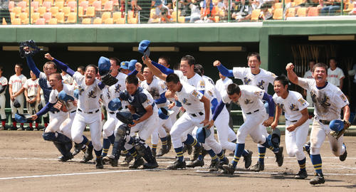 日大東北対聖光学院　13連覇を達成し喜びを爆発させる聖光学院の選手たち（撮影・野上伸悟）
