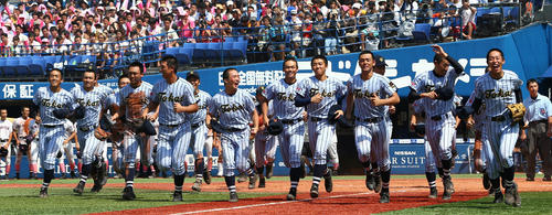 4年ぶりの優勝を決め、応援席に向かって走り出す東海大相模ナイン（撮影・伊作将希）
