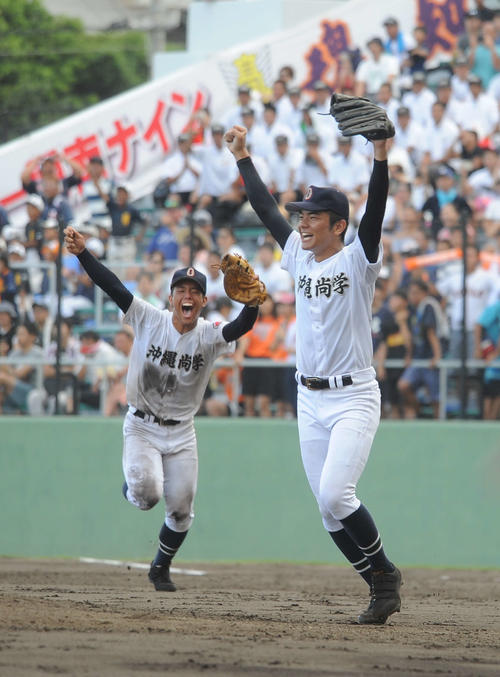 沖縄尚学対興南　沖縄尚学が優勝を決めた瞬間、比嘉大智投手（右）がガッツポーズ、水谷留佳主将（左）が駆け寄る（撮影・浦田由紀夫）