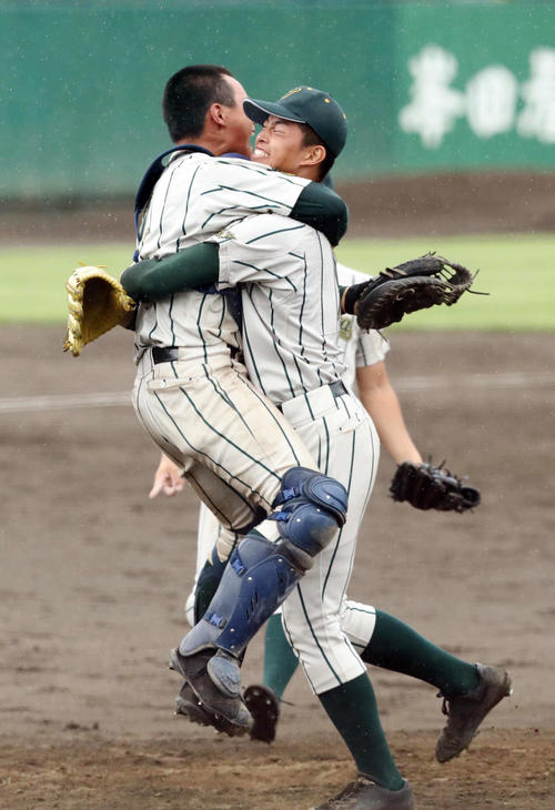 鶴岡東対山形中央　優勝の瞬間、抱き合って歓喜する池田（右）と大井の鶴岡東バッテリー