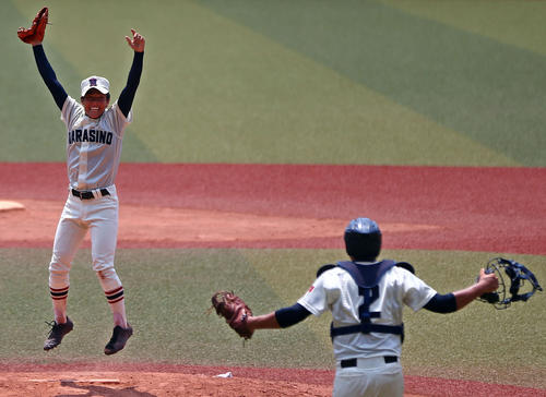 習志野対八千代松陰　優勝の瞬間、跳びはねて喜ぶ習志野・山内（左）（撮影・伊作将希）